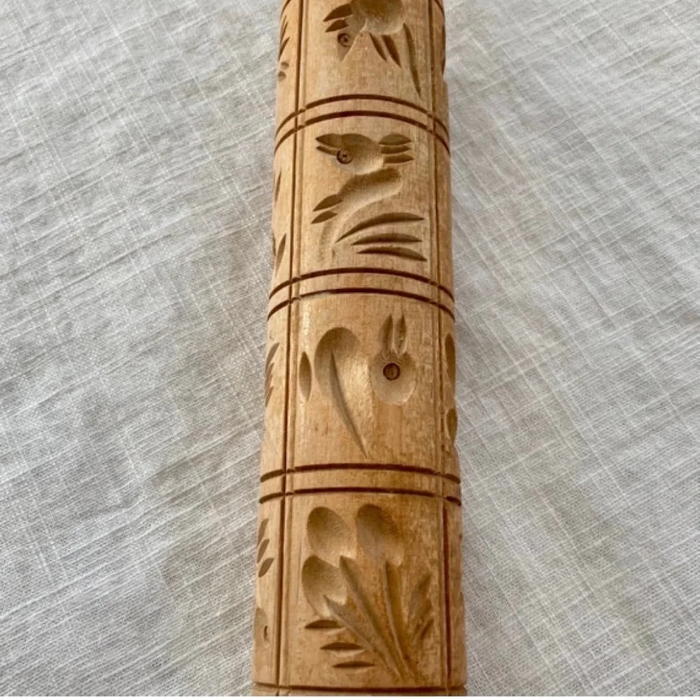 Vintage embossing spingerie folk art rolling pin.